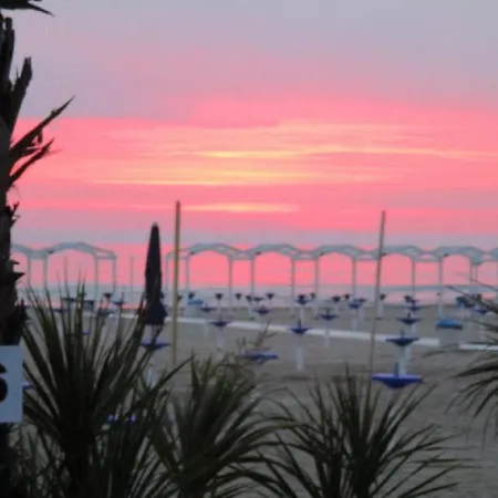 酒店 Riccione - Enjoy Your Summer -beach Village Incluso 里乔内